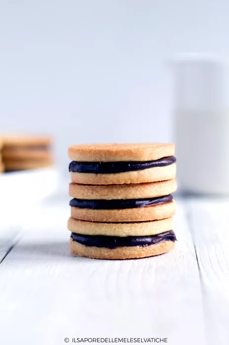 biscotti sablé farciti al cioccolato